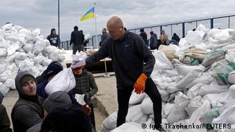 Добровольцы в Одессе строят баррикады из песка, фото 6 марта 2022 года