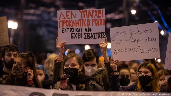 Frauenproteste in Griechenland vor dem Beginn eines Prozesses gegen den Direktor des Nationaltheaters gegen den Vergewaltigungsvorwürfe erhoben worden waren 