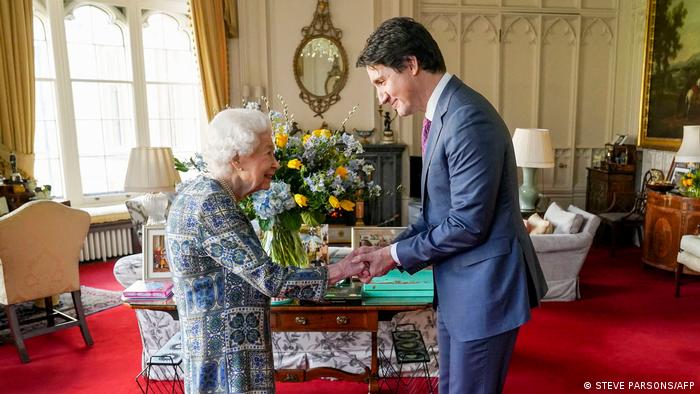 Χειραψία της βασίλισσας με τον Καναδό πρωθυπουργό Τζάστιν Τριντό 