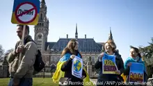2022-03-07 12:06:08 DEN HAAG - Demonstranten am Friedenspalast. Auf Antrag des ukrainischen Präsidenten Wolodimir Selenskyj befasst sich der Internationale Gerichtshof mit dem Krieg in der Ukraine. Zuvor waren russische Truppen in das Land eingedrungen. REMKO DE WAAL