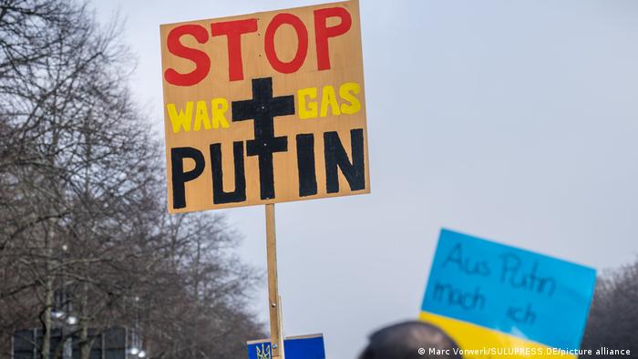 Berlin'deki bir gösteriden: Putin'i durdurun