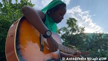 Sie zeigen Grâce RUHWIKIRA, eine Sängerin aus Burundi.
Sie wurden von Antéditeste Niragira, unserem Korrespondenten in Bujumbura, gemacht.
Stichwörter: Grâce RUHWIKIRA, Sängerin Burundi, Frauenrechte Afrika, 8. März