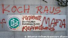 Die Slogans «Koch raus» sowie «Fussball Mafia» und «Kapitalismus» stehen an der DFB-Zentrale. Der Deutsche Fußball-Bund hat wegen einer Schmiererei an der Verbandszentrale in Frankfurt Anzeige erstattet. (zu dpa «Wegen Schmiererei an Verbandszentrale: DFB erstattet Anzeige») +++ dpa-Bildfunk +++