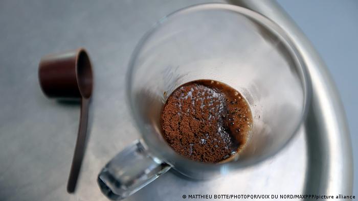 Los polvos de cafeína pueden ser peligrosos porque son mucho más potentes que las bebidas que contienen cafeína, como el café.
