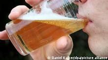 ARCHIV - ILLUSTRATION - Ein Jungendlicher trinkt am 20.05.2011 in Ingolstadt (Oberbayern) aus einem Glas Bier. Foto: Daniel Kalker7DPA (zu lhe vom 20.04.2015: «Warnschuss» an Jugendliche: Bei Randale und Drogen Führerschein weg) +++ dpa-Bildfunk +++