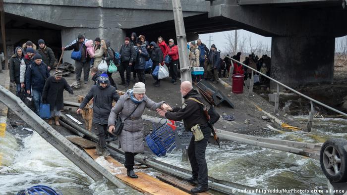 Başkent Kiev yakınlarındaki İrpin kentinden tahliye edilen siviller