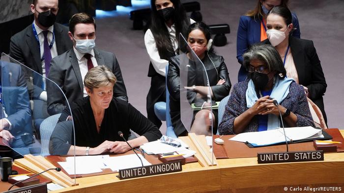 Las embajadoras en el Consejo de Seguridad de Naciones Unidas británica, Barbara Woodward, y estadounidense, Linda Thomas-Greenfield, en una imagen reciente.