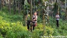 भारत के मैंगलुरु के रहने वाले वाले गणपति भट ने यह ट्री स्कूटर बनाया है. यह स्कूटर उन्हें ऊंचे-ऊंचे पेड़ों पर चुटकियों में चढ़ जाने में मदद करता है.