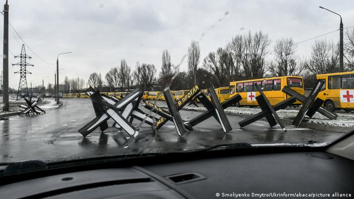 Ukrayna Savaşı'nda sivillerin tahliyesi için açılan insani koridorlardan halk, otobüslerle güvenli bölgelere taşınıyor