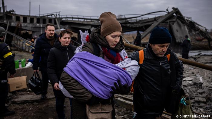 Irpin. Mieszkańcy uciekają z atakowanego przez rosyjskie wojsko miasta