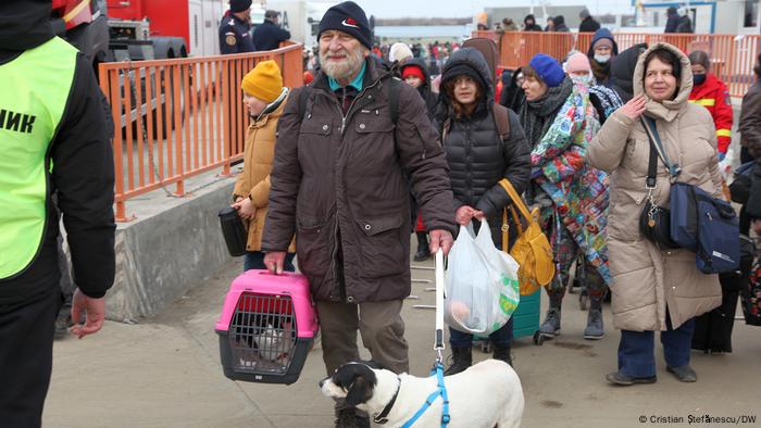 Refugiados ucranianos llegan a Isaccea en Rumania fronteriza con Ucrania