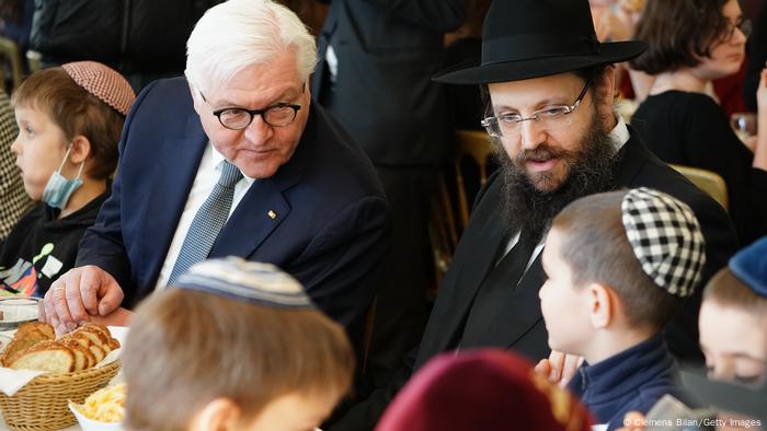 Germany Rabbi Yehuda Teichtal and Frank-Walter Steinmeier greet Jewish children from Odessa