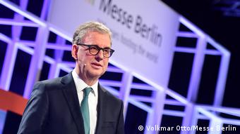 Ο Νόρμπερτ Φίμπιχ από την έναρξη της συνέντευξης τύπου της διαδικτυακής ITB