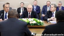 Cyril Ramaphosa (2.v.l), Präsident von Südafrika, trifft sich mit Wladimir Putin (M), Präsident von Russland, und Sergei Lawrow (l), Außenminister von Russland, während des ersten Afrika-Russland-Gipfels. Erwartet werden 44 Staats- und Regierungschefs vom afrikanischen Kontinent. +++ dpa-Bildfunk +++