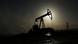 Станок-качалка нефти на фоне ночного неба Станок-качалка нефти на фоне ночного неба