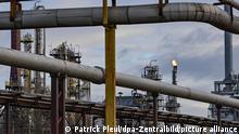 In der PCK-Raffinerie GmbH wird überschüssiges Gas in der Rohölverarbeitungsanlage verbrannt. Die Versorgung der Erdölraffinerie PCK in Schwedt mit Rohöl aus Russland über die Pipeline «Freundschaft» läuft nach Angaben des Unternehmens aktuell zuverlässig und ohne Probleme. Der russische Energiekonzern Rosneft hatte im vergangenen Jahr einen Großteil der Erdölraffinerie PCK in Schwedt übernommen. Mehr als 1100 Menschen arbeiten in der Raffinerie. Dort endet die Pipeline «Freundschaft» aus Russland, über die Deutschland nach Angaben der Raffinerie zu 25 Prozent mit Rohöl versorgt wird. Rosneft ist der größte russische Ölproduzent. Die Raffinerie in der Uckermark verarbeitet nach eigenen Angaben jährlich 12 Millionen Tonnen Rohöl und gehört damit zu den größten Verarbeitungsstandorten in Deutschland.