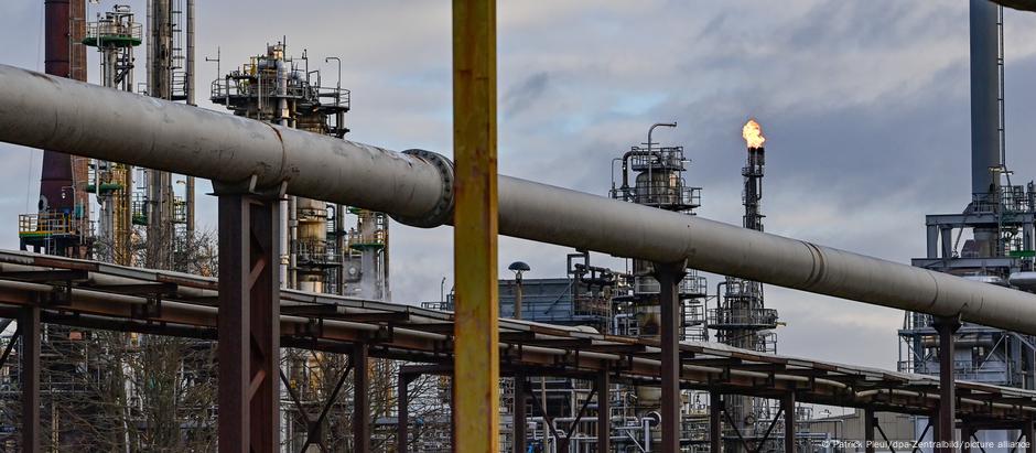 Refinaria alemã alimentada com petróleo russo: após boicote, Ocidente procura alternativas