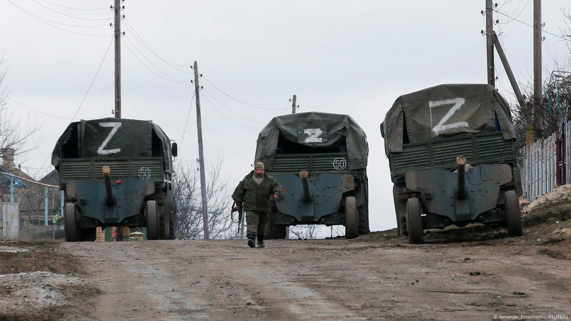 Donetsk bölgesinde Rusya yanlısı güçlere ait askeri araçların üzerinde Z işareti görülüyor Donetsk bölgesinde Rusya yanlısı güçlere ait askeri araçların üzerinde Z işareti görülüyor