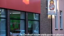Unbekannte haben in Oberhausen eine Fensterscheibe eines russisch-polnischen Supermarkts zerschlagen und weiße Farbe an die Fassade geschmiert. Der Staatsschutz der Polizei Essen untersuche den Fall, den man noch nicht abschließend beurteilen könne, sagte am Donnerstag ein Polizeisprecher. +++ dpa-Bildfunk +++