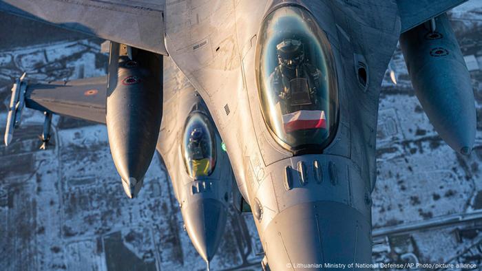 Pesawat tempur F-16 Angkatan Udara Polandia yang berpartisipasi dalam Misi Kontrol Udara Baltik NATO beroperasi di wilayah udara Lituania.