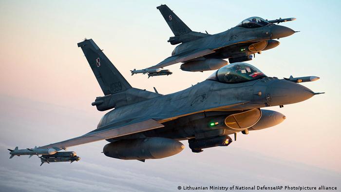 Zwei Polnische Luftwaffe F-16 Kampfflugzeuge im Januar in der Luft