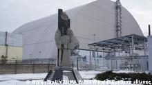 Die Abdeckung des beschädigten Reaktors im Kernkraftwerk Tschernobyl. Russland hat nach ukrainischen Angaben das ehemalige Atomkraftwerk Tschernobyl erobert. «Leider muss ich mitteilen, dass die Zone um Tschernobyl, die sogenannte Sperrzone, und alle Anlagen des Atomkraftwerks Tschernobyl unter der Kontrolle bewaffneter russischer Gruppen sind», sagte der ukrainische Ministerpräsident Schmyhal am Donnerstag mach Angaben der Agentur Unian. Die ukrainische Hauptstadt Kiew liegt nur knapp 70 Kilometer entfernt. +++ dpa-Bildfunk +++