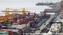 DIESES FOTO WIRD VON DER RUSSISCHEN STAATSAGENTUR TASS ZUR VERFÜGUNG GESTELLT. [VLADIVOSTOK, RUSSIA - MARCH 5, 2022: A general view of the Commercial Port of Vladivostok on Russia's Pacific coast. The port's facilities can handle all types of general, bulk and container cargo, as well as oil products, vehicles, heavy machinery, large and heavy cargo. Yuri Smityuk/TASS]