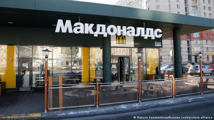 Russland Logo des McDonald's-Restaurants in St. Petersburg
