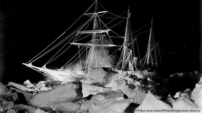 Una fotografía de linterna de invierno que muestra los enormes bloques de hielo que amenazaban con aplastarlo. El barco se hundió finalmente el 27 de octubre de 1915 tras dos meses de presión constante de los témpanos de hielo.