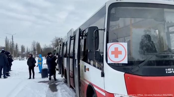Ukrayna'nın Sumi kentinden ayrılan insanlar - (08.03.2022)