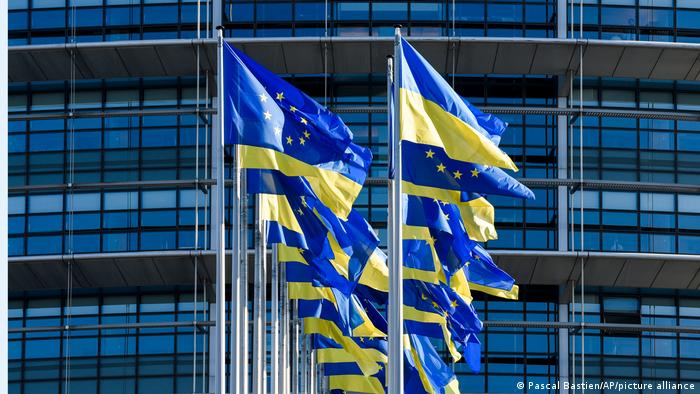 Прапори ЄС і України перед будівлею Європарламенту в Стразбурзі