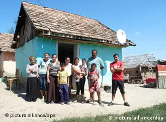 Dumitru Lacatus (2. v r) steht mit seiner Familie am 26.08.2010 vor seinem Haus in Cetatea de Balta in Rumänien. Die Familie wurde aus Frankreich abgeschoben, jeder Erwachsene bekam 300 EURO, jedes Kind 100 EURO, wenn sie sich bereit erklärten, das Land freiwillig zu verlassen. Foto: MAXPPP/PHOTOPQR/NICE MATIN/Pierre Louis Pages