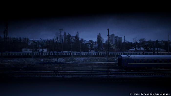 Київ у сутінках, потяг