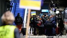 Geflüchtete sind in der Nacht mit einem ICE am Hauptbahnhof angekommen und werden von Ehrenamtlichen mit Schildern in Empfang genommen. Aus der Ukraine sind seit Beginn des russischen Einmarschs sind laut UN mehr als zwei Millionen Menschen geflohen. Auch in Hamburg kommen immer mehr Menschen an, die versorgt werden müssen. +++ dpa-Bildfunk +++