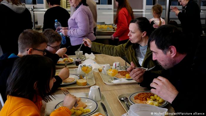Діти й батьки обідають, Кале, 8 березня