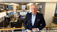 02/03/2022 Peter Limbourg, Intendant der Deutschen Welle (DW), steht bei einem exklusiven Porträttermin im Newsroom im Berliner Standort der Deutschen Welle.