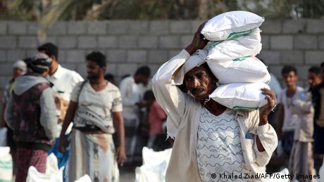 BG Jemen Arbeiter bereiten Nahrungsmittelhilfe und Vorräte vor