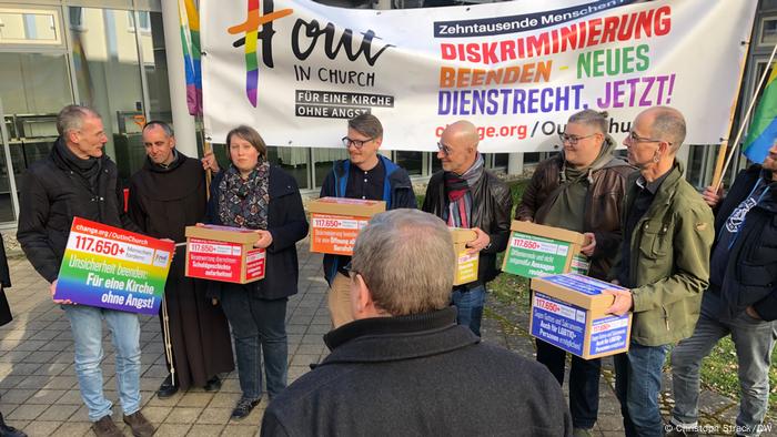 Protestierende Katholiken überreichen Bischof Georg Bätzing (im Vordergrund) mehr als 117.650 Unterschriften für einen anderen Umgang der Kirche mit Homosexuellen und queeren Mitarbeitern Protestierende Katholiken überreichen Bischof Georg Bätzing (im Vordergrund) mehr als 117.650 Unterschriften für einen anderen Umgang der Kirche mit Homosexuellen und queeren Mitarbeitern