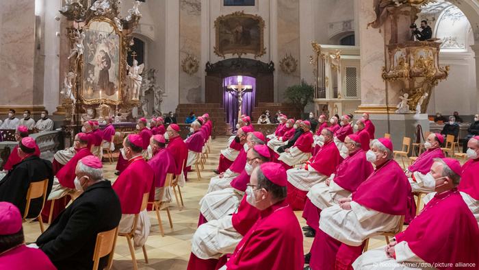 Die Mitglieder der Deutschen Bischofskonferenz sitzen auf Holzstühlen in der Basilika der Vierzehn Heiligen Die Mitglieder der Deutschen Bischofskonferenz sitzen auf Holzstühlen in der Basilika der Vierzehn Heiligen
