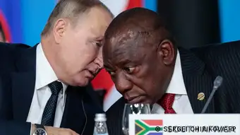 Vladimir Poutine et son homologue sud-africain, Cyril Ramaphosa, lors du sommet Russie-Afrique à Sotchi en octobre 2019 