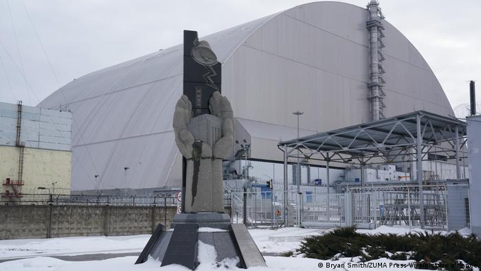 Abdeckung des beschädigten Reaktors im Kernkraftwerk Tschernobyl