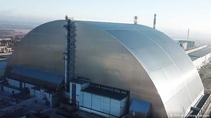 El edificio del reactor número 4 está protegido bajo un masivo doble sarcófago, para contener la contaminación radiactiva. 