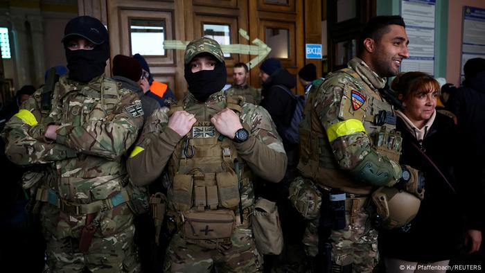 مقاتلون أجانب في مدينة لفيف الأوكرانية يستعدون لقتال الجيش الروسي