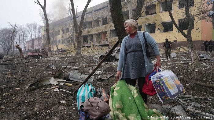 Una mujer entre las ruinas de una maternidad en Mariúpol, Ucrania.