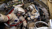 Die Kosmonauten Anton Schkaplerow (l) und Pjotr Dubrow (r) bereiten sich in ihren russischen Orlan-Raumanzügen mit Unterstützung des NASA-Astronauten Mark Vande Hei (hinten) auf einen bevorstehenden Weltraumspaziergang an der Internationalen Raumstation ISS vor. (zu dpa «Frieden im Weltraum? Der Ukraine-Krieg und die Zukunft der ISS») +++ dpa-Bildfunk +++