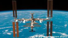 2-A60-R1-2007 (859056) Raumstation ISS / Foto 2007 Astronomie / Raumfahrt: - Die Internationale Raumstation ISS umkreist die Erde. - Foto, 19. Juni 2007 (Mission STS-117). F: Station spatiale ISS / Photo 2007 Astronomie / Programme spatiale : - La station spatiale internationale ISS en orbite autour de la Terre. - 19 juin 2007 (Mission STS-117).