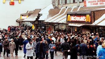 Ουρές μπροστά από το πρώτο McDonald's στη Μόσχα, 1990