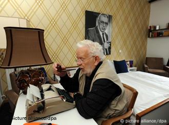 Krimiautor Jacques Berndorf alias Michael Preute im Derrick-Zimmer des neuen Krimihotels in Hillesheim (Foto:picture-alliance/dpa)