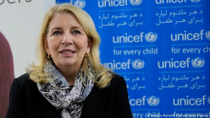 UNICEF-Exekutivdirektorin Catherine Russell steht vor einem blauen Transparent mit der Aufschrift: unicef for every child
