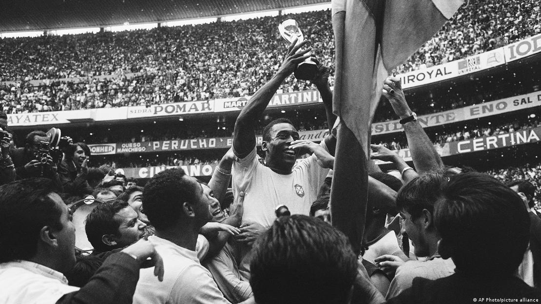 بيليه يفوز بكأس العالم للمرة الثالثة في عام 1970